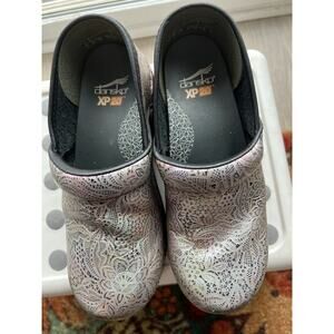 Dansko XP 2.0 Lacy Tooled Embossed Leather Silver Nurse Clogs Size EU 36